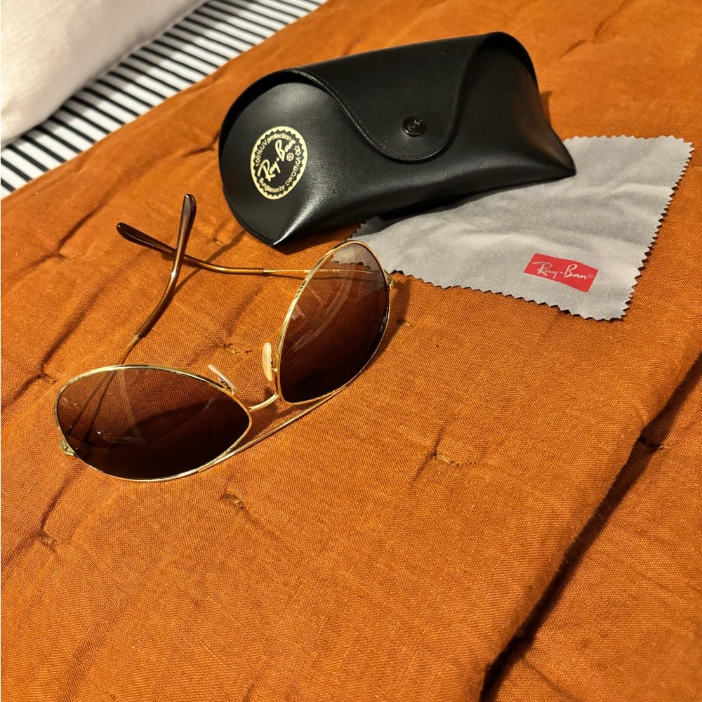 Ray-Ban Classic Gold Aviator Sunglasses - Picture 4 of 11